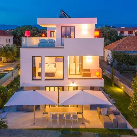 Four Seasons Villa *