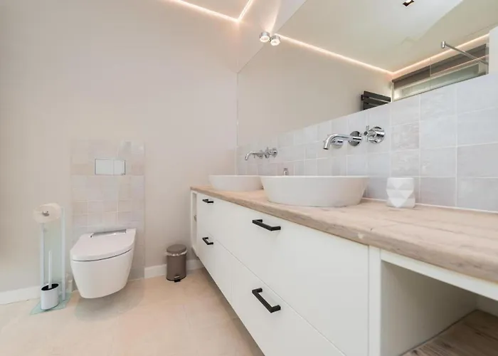 Four Seasons Villa *